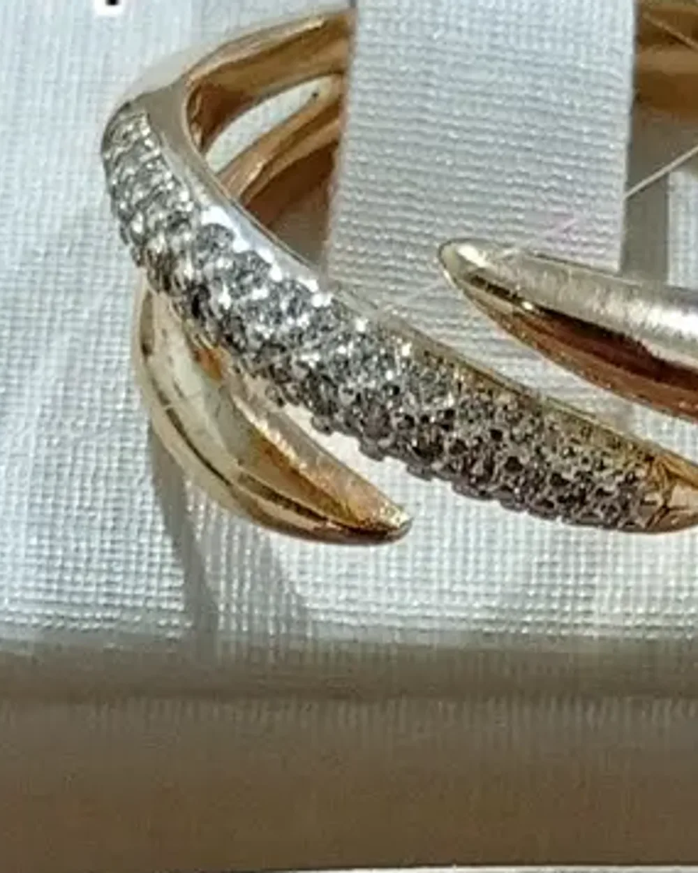 Anel dourado de aro duplo cravejado de zircônias