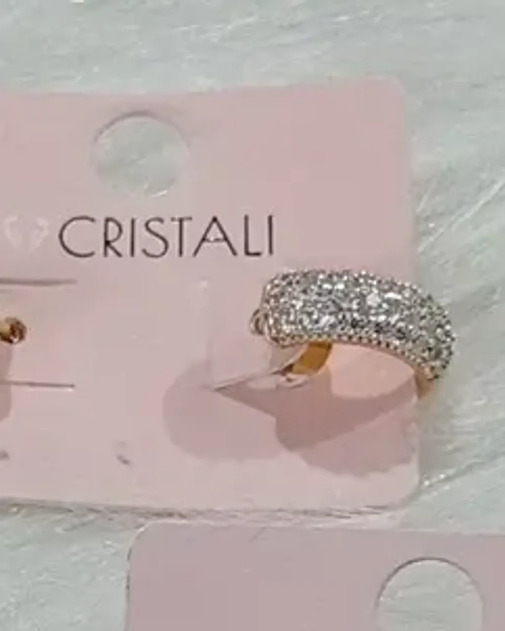 Brinco argola dourado largo, cravejado de zircônias