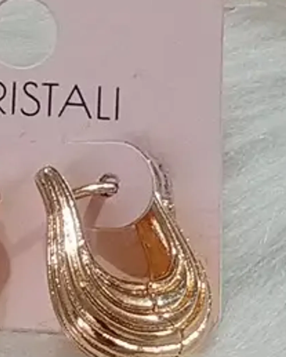 Brinco argola dourado formado por vários fios paralelos