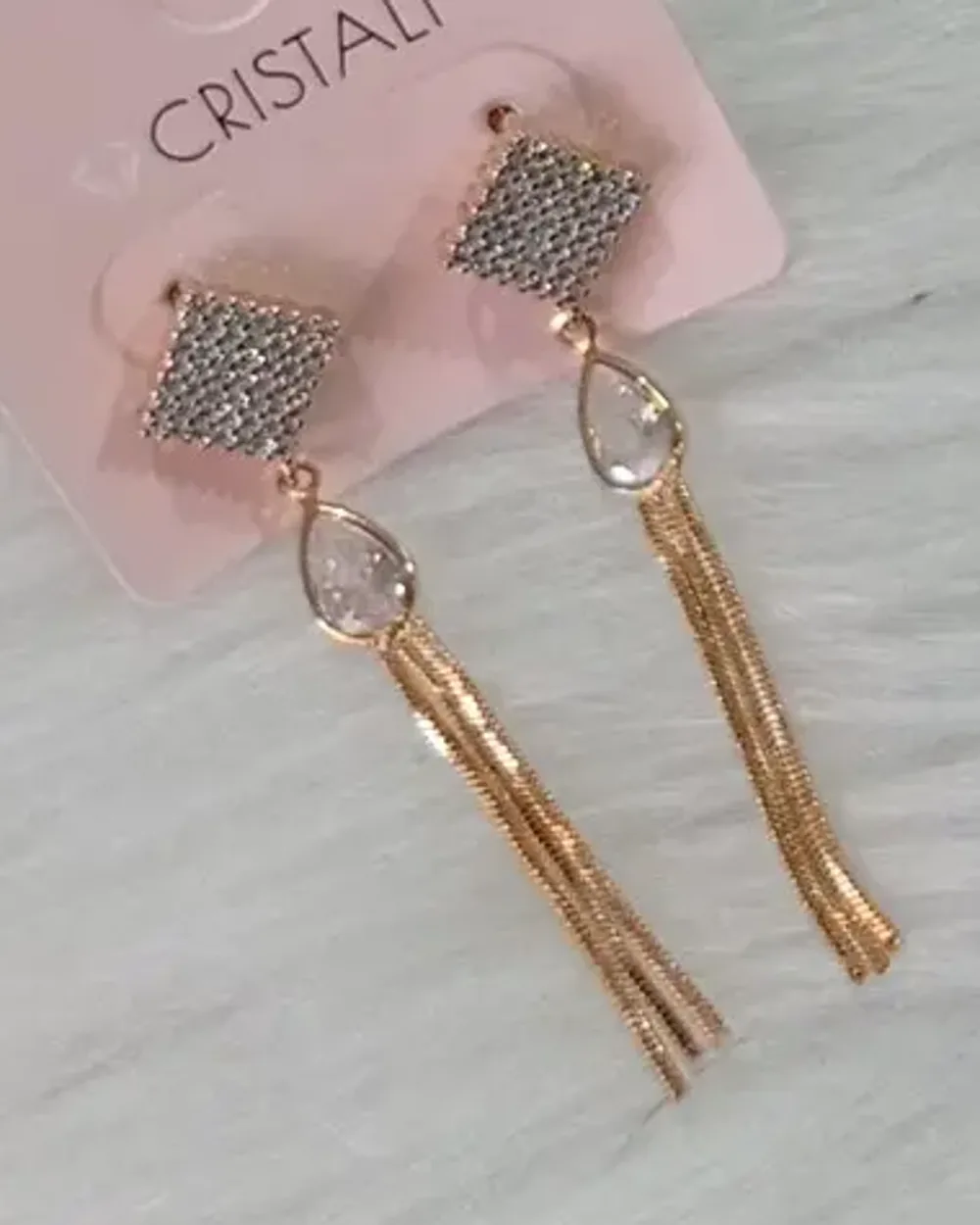 Brinco dourado com base quadrada cravejada e franja de correntes
