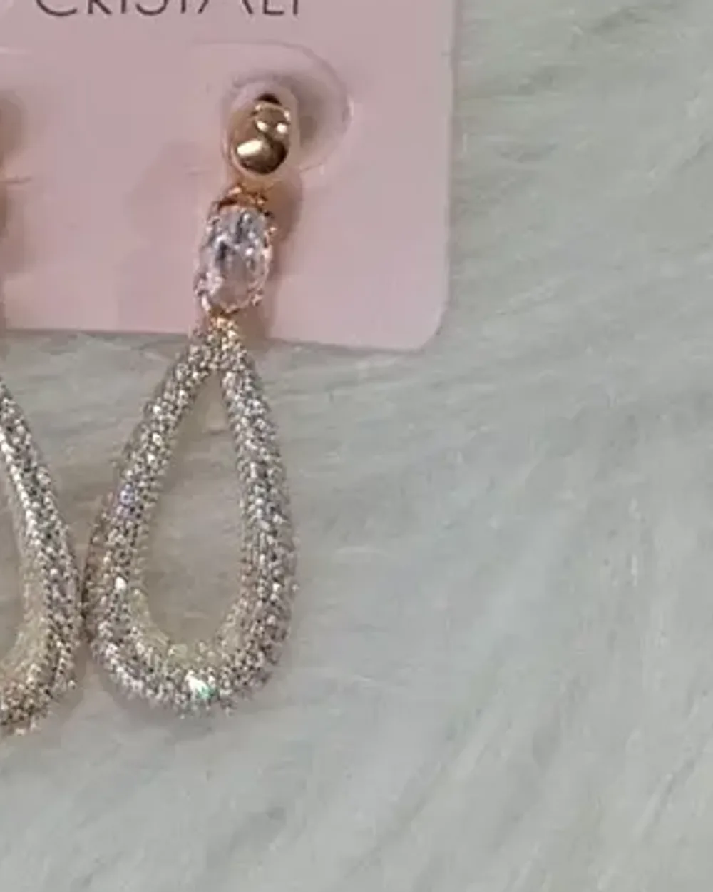 Brinco dourado de gota vazada grande, toda cravejada de zircônias