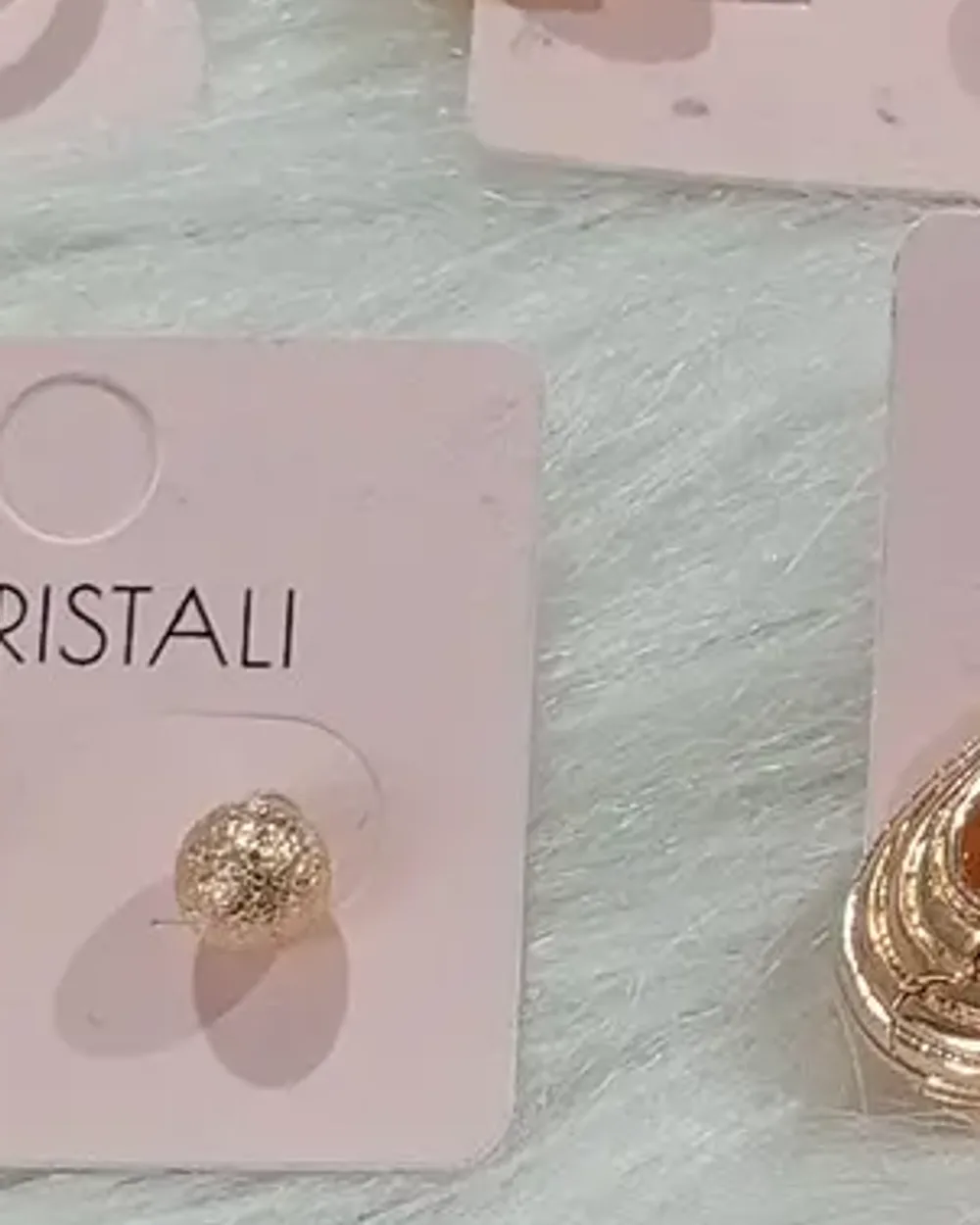 Brinco de bolinha dourada com acabamento diamantado