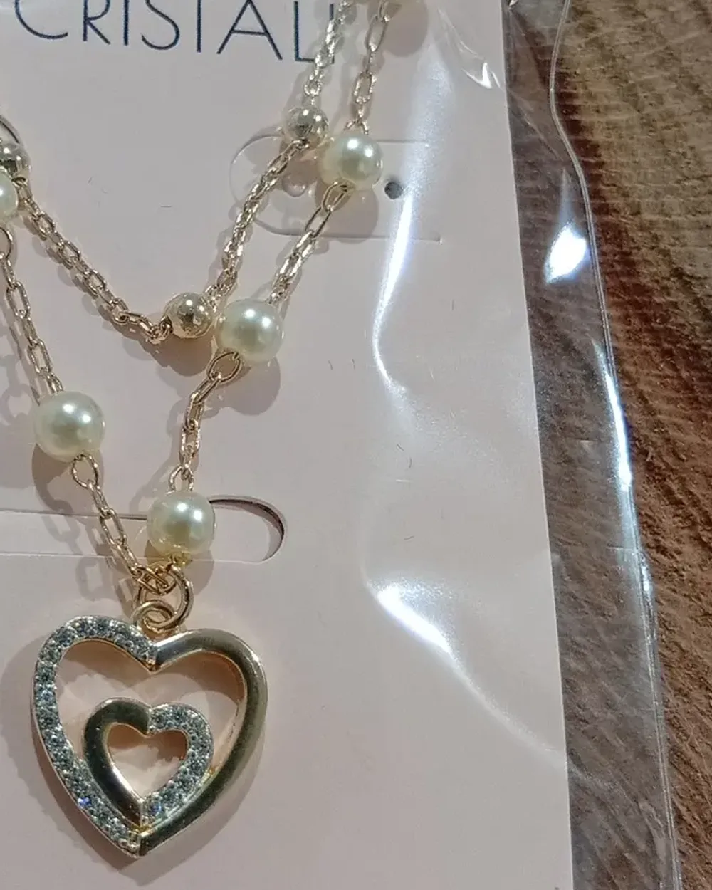 Colar dourado de corrente dupla com pérolas e pingente de coração cravejado