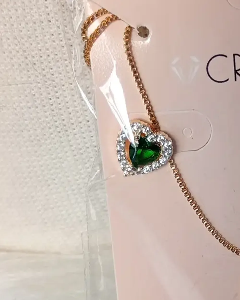 Conjunto dourado de colar e brinco com corações de zircônia verde