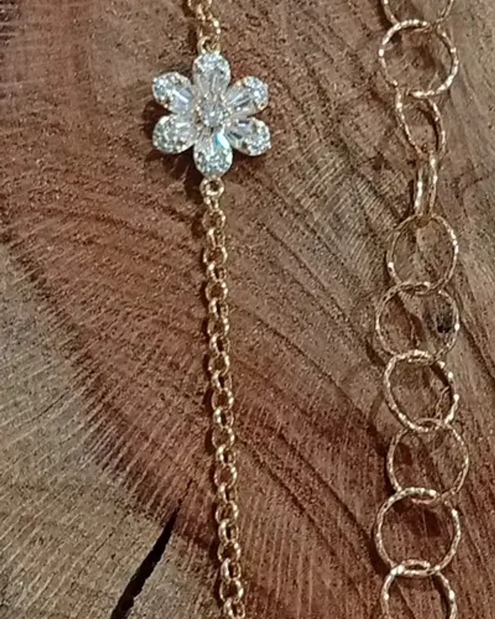 Corrente dourada fina com flor de zircônias no centro