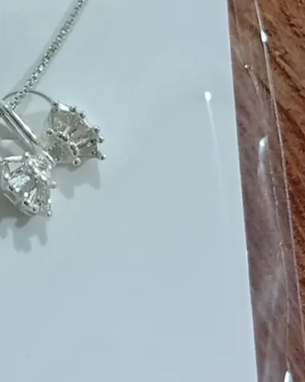 Corrente de prata 925 com pingente de laço cravejado
