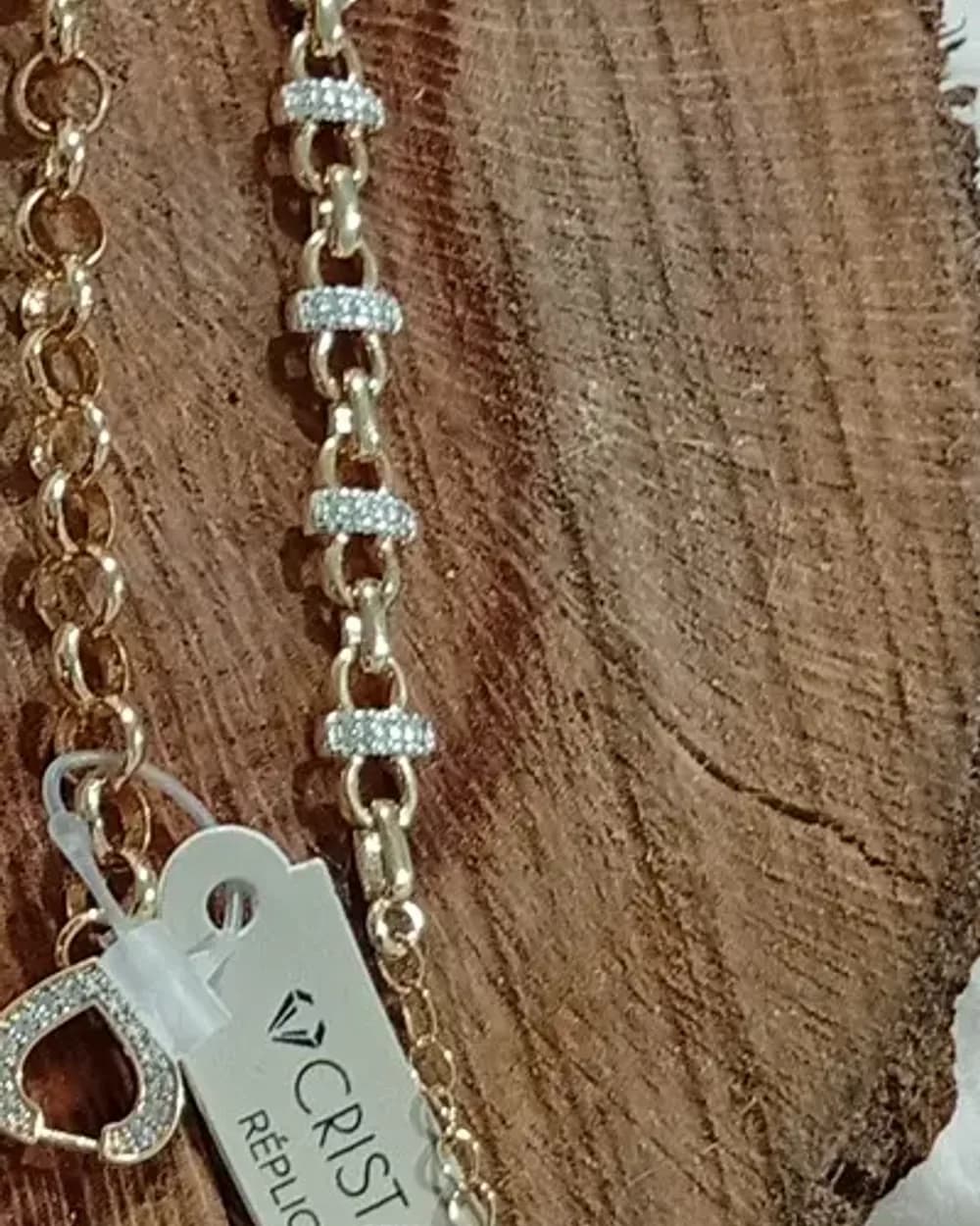 Corrente dourada com elos cravejados de zircônias