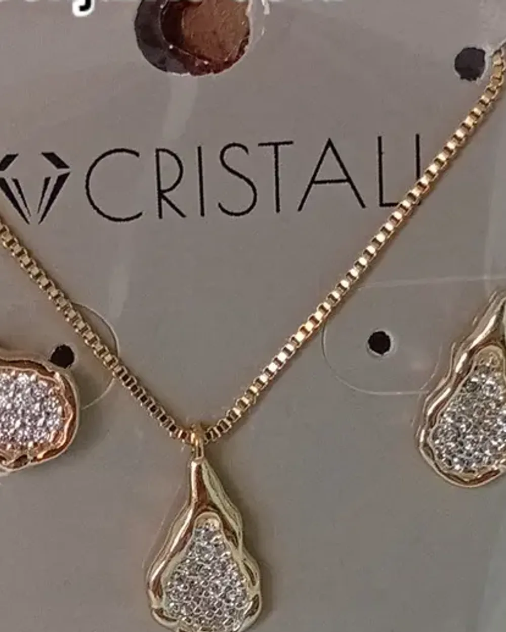 Gargantilha dourada com pingente em formato de gota cravejado de zircônias