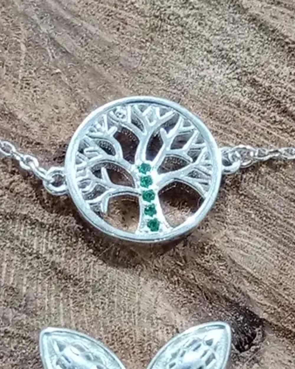 Pulseira de prata 925 com medalha vazada de árvore da vida e zircônias verdes